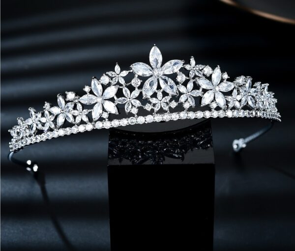 Lussuosa ed elegante corona per la sposa